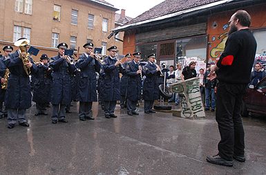 10. obletnica Metelkove: Miha Zadnikar dirigira policistom - zdaj policisti dirigirajo Metelkovcem