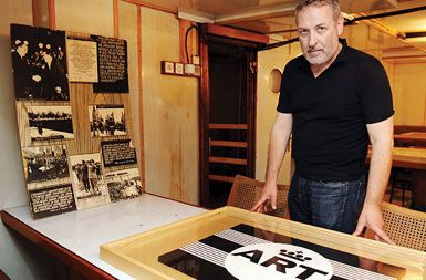 Kustos Branko Franceschi z grafiko Borisa Bućana na Titovi ladji Galeb