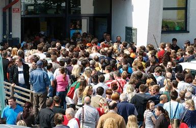 Gneča pred vhodom v čezmejni zaposlitveni sejem v Mariboru