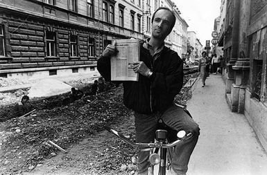 Vlado Miheljak sredi 80. let, z izvodom zaplenjene Mladine