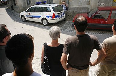 Policijska obstrukcija umetniškega projekta karierne sodobne umetnica Milene Kosec pred Galerijo Simulaker, Novo mesto, julij 2006