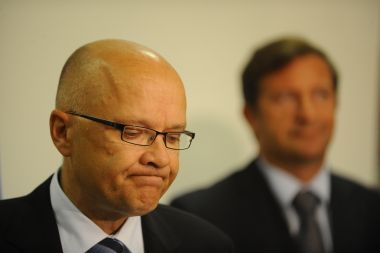 Odstopil  zaradi afere v Sloveniji?