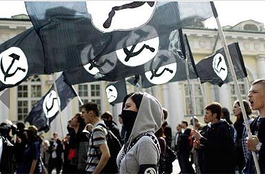 Člani antifašističnega gibanja Antifa med prvomajskimi demonstracijami v Moskvi.
