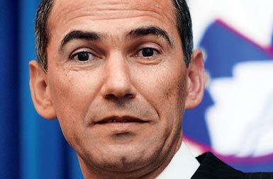 Juri pravi, da Janša šprica seje državnega zbora, SDS odgovarja, da to ni res