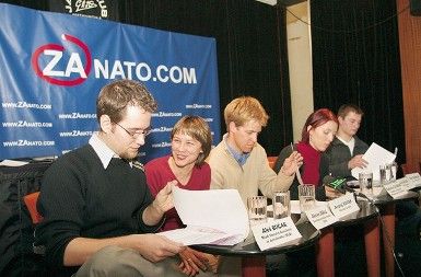 Dosedanji predsednik MLD Aleš Bučar Ručman (prvi z leve) je svoji nekdanji stranki pomagal pridobivati podporo za vstop v NATO