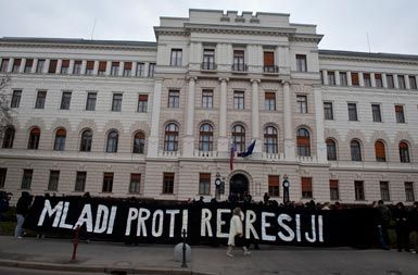 Mladi proti represiji napadajo pred Filozofsko fakulteto