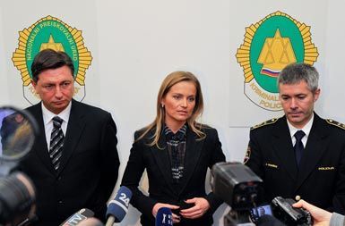Premier Borut Pahor, ministrica Katarina Kresal in direktor policije Janko Goršek ob odprtju prostorov Nacionalnega preiskovalnega urada na Dimičevi ulici v Ljubljani.