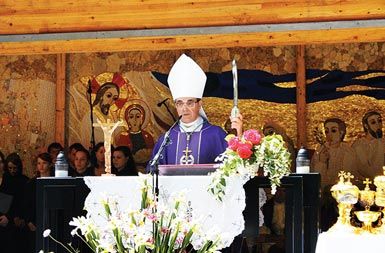 Apostolski nuncij v Sloveniji, nadškof Santos Abril y Castello, pri grobišču Pod Krenom v Kočevskem rogu med mašo v spomin na tamkaj pobite domobrance in druge po 2. svetovni vojni.