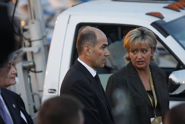Ksenija Benedetti, šefica protokola, in Janez Janša, predsednik Evropskega sveta, tik preden se je pokazal Bush