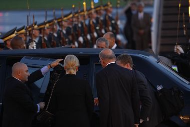 Bush odhaja s svojim avtomobilom