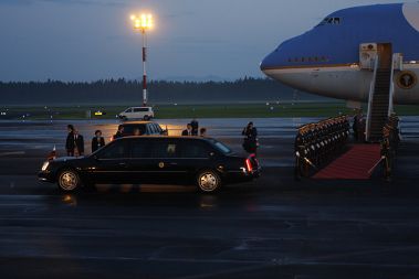 Bush odhaja s svojim avtomobilom