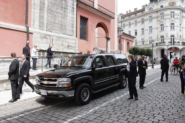 Ameriški “ostrostrelski” terenec ni oviral le peščev, ampak je parkiral tudi na kolesarski stezi