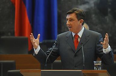 Usodo v svoje roke, svetuje Pahor.