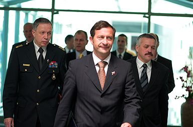 Razglasitev natečaja za izbiro oklepnika 8x8, 2006: načelnik generalštaba Alojz Gutman, minister Karel Erjavec in Franci Žnidaršič, državni sekretar na ministrstvu za obrambo