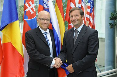 Odstavljeni direktor Patrie Jorma Wiitakorpi in obrambni minister Karl Erjavec