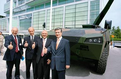 Ivan Črnkovič, direktor Rotisa, Heikki Hulkkonen iz Patrie, Jorma Wiitakorpi, direktor Patrie, in Franjo Bobinac, direktor Gorenja; 21. junija 2006 pred stavbo GZS, nekaj mesecev za tem, ko Patria izve: »Premier podpira Patrio.«