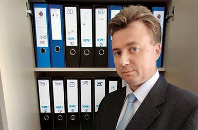 Pomočnik direktorja uprave kriminalistične policije Pavel Jamnik. Je bil policijski spis o Depali vasi leto in pol v tej omari?