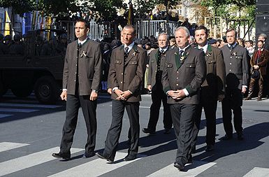 Stefan Petzner (na sredini) na komemoraciji v Celovcu