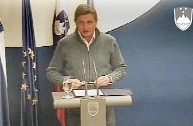 Gre za varčevalne ukrepe zaradi gospodarskih razmer, s katerimi želijo zmanjšati strošek države v bruto domačem proizvodu, je na novinarski konferenci po seji vlade pojasnil premier Borut Pahor
