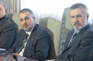 Soustanovitelja Nove univerze Peter Jambrek in Tone Jerovšek. Prvi je tudi član komisije sveta za visoko šolstvo, ki je (sicer brez njega) podprla ustanovitev Nove univerze.