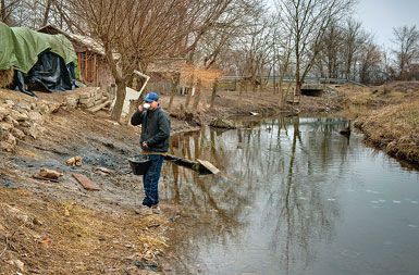 Romi v naselju Dobruška vas pijejo vodo iz bližnje mlake