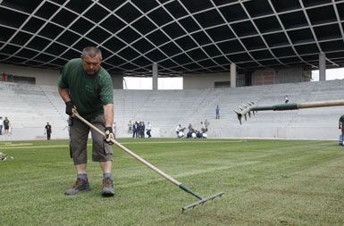Polaganje trave na stadionu Stožice