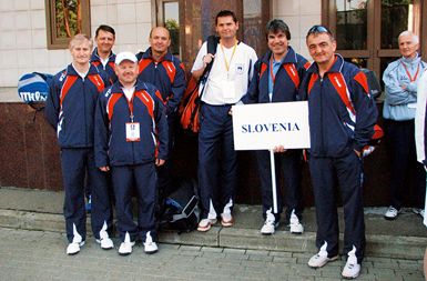 Slovensko parlamentarno teniško moštvo na tekmovanju v Moskvi, junija leta 2006: Ljubo Germič, Anton Rop, Samo Bevk, Miran Jerič, trener Dušan Hočevar, Tone Anderlič in Kristjan Janc (pok.)