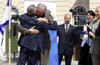 Slovesnost predaje predsedovanja EU Slovenije Franciji z nagovoroma zunanjih ministrom Dimitrija Rupla in Bernarda Kouchnerja na Trgu Evrope v Novi Gorici