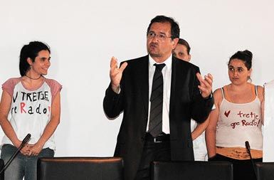 Primorski študentje so zahtevali odstop rektorja dr. Rada Bohinca, ker ni odločno ukrepal zoper nepravilnosti na Fakulteti za management