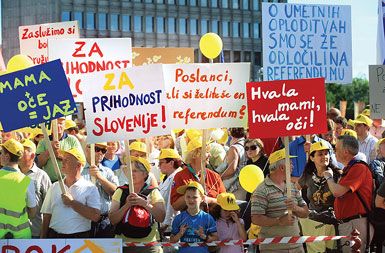 Protest pred parlamentom