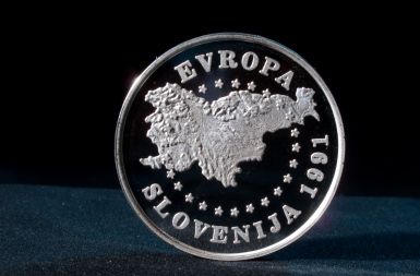 /media/www/slike.old/novice/prvi_slovenski_nalozbeni_srebrnik_elementum_3.jpg