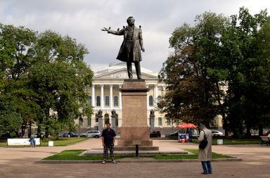 Puškinov kip v Sankt Petersburgu še stoji
