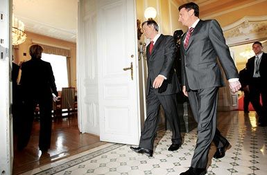 Predsednik in premier ubrano prihajata na sestanek s predsedniki strank, na katerem so se pogovarjali o Rehnovem predlogu