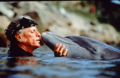 /media/www/slike.old/novice/ric_obarry_with_dolphin.jpg