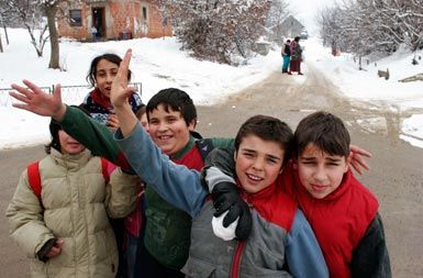 Otroci z OČ Bršljin, ki jo AI obtožuje segregacije romskih otrok