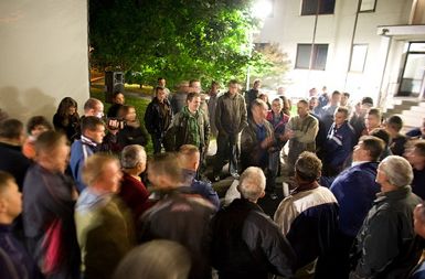 Delavci pred Samskim domom v ljubljanskem Zalogu.