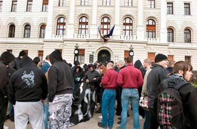 Shod nestrpnežev pred okrožnim sodiščem v Ljubljani v podporo trojici njihovih kolegov, ki jih je sodišče zaradi pretepa gejevskega aktivista Mitje Blažiča obsodilo na leto in pol zapora.