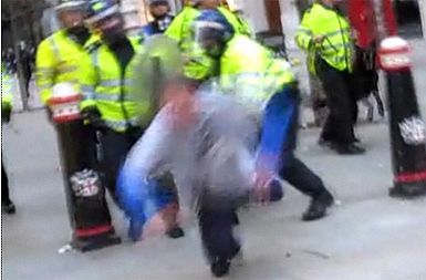 Policist je nekaj minut pred smrtjo porinil Iana Tomlinsona