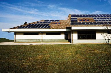 Je za postavitev sončnih elektrarn na strehi potrebno gradbeno dovoljenje?