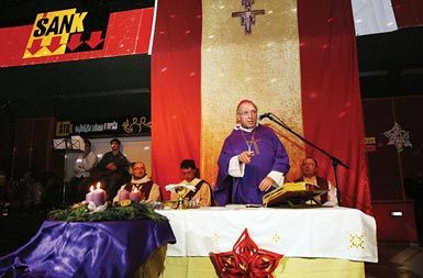 Nadškof Stres med mašo v mariborskem ŠTUK-u