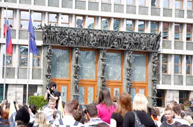 Dijaške in študentske demonstracije proti malemu delu pod geslom Skupaj za dostojanstvo! Za pravičnost!, ki sta jih organizirala Študentska organizacija Slovenije in Dijaška organizacija Slovenije so se končale z razbitimi šipami na državnemu zboru