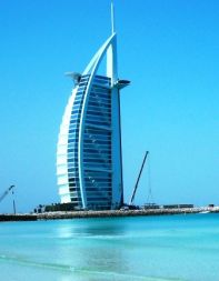 Gradnja prestižnih nebotičnikov, kot je sloviti Burdž Al Arab, se ustavlja
