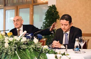 Nekdanja vodji slovensko-hrvaške komisije mednarodnopravnih strokovnjakov za vprašanje meje, akademik Davorin Rudolf in njegov bivši študent Miha Pogačnik na zadnjem zasedanju komisije v Šmarjeških Toplicah, 28. januarja letos