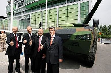 21. junija 2006 je Patria pred GZSjem razstavila osemkolesni oklepnik. Na fotografiji: Ivan Črnkovič, direktor Rotisa, aretirani Heikki Hulkkonen iz Patrie, Jorma Wiitakorpi, direktor Patrie in Franjo Bobinac, direktor Gorenja