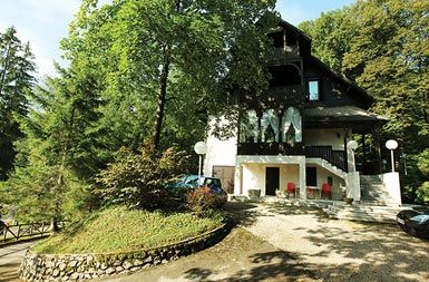 Vila Jelovica na Bledu, ki je v upravljanju ministrstva za notranje zadeve. Najemnina za tri- ali večposteljno sobo s souporabo kuhinje je 47 evrov na dan.