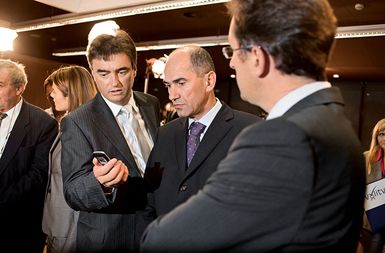 Vodilni v SDS so razočarani nad rezultatom, a mu ne mislijo oporekati