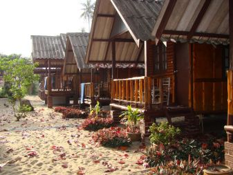 Bambusov bungalov ob oceanu