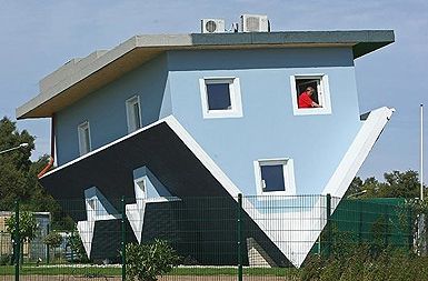 /media/www/slike.old/novice/upsidedownhouse_801556i.jpg