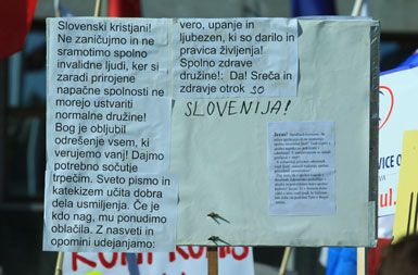 Plakat na shodu proti gejem in lezbijkam