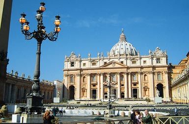 Vatikan od vernikov pri mašah letno zbere okrog 25 milijonov evrov, od teh jih le 5 nameni za dobrodelne namene, ostali poniknejo v bolj donosnih poslih. 